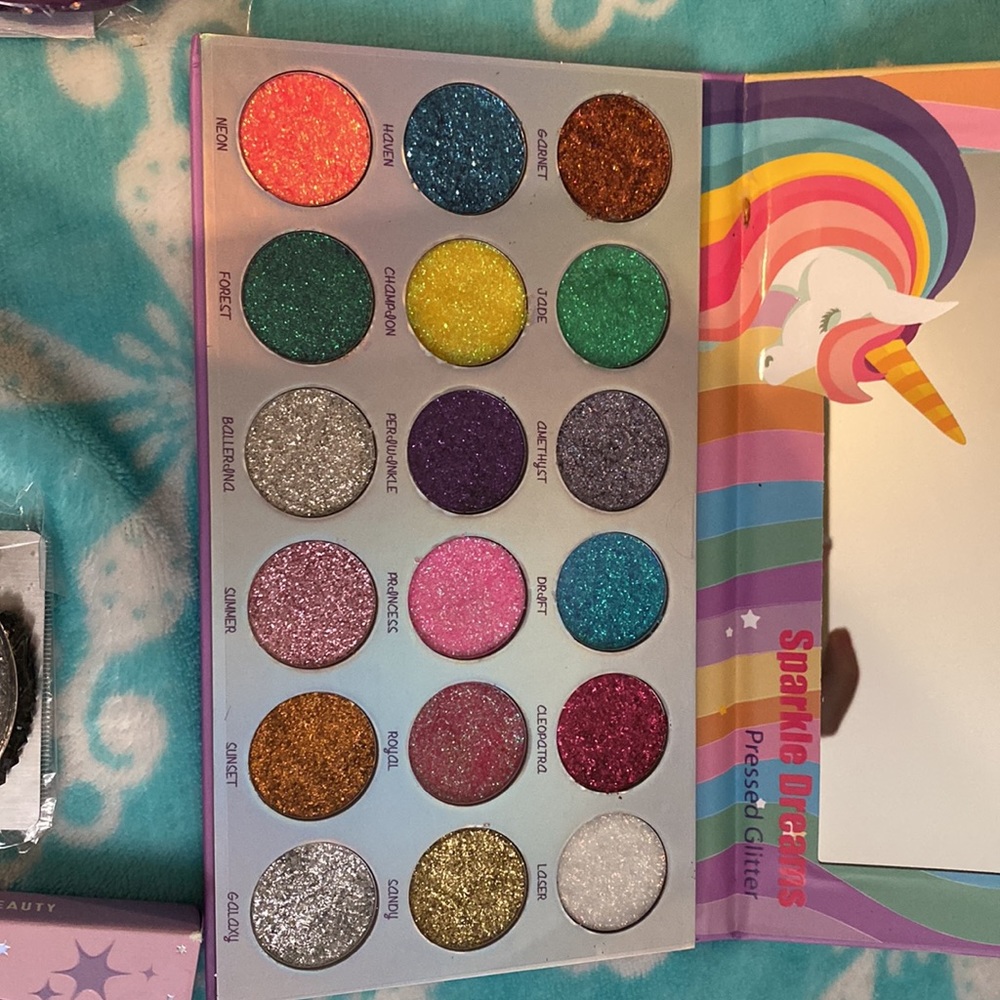 3 pair of earrings glittery eyeshadow - Picture 5 of 6